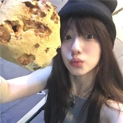 濠河边上的女人